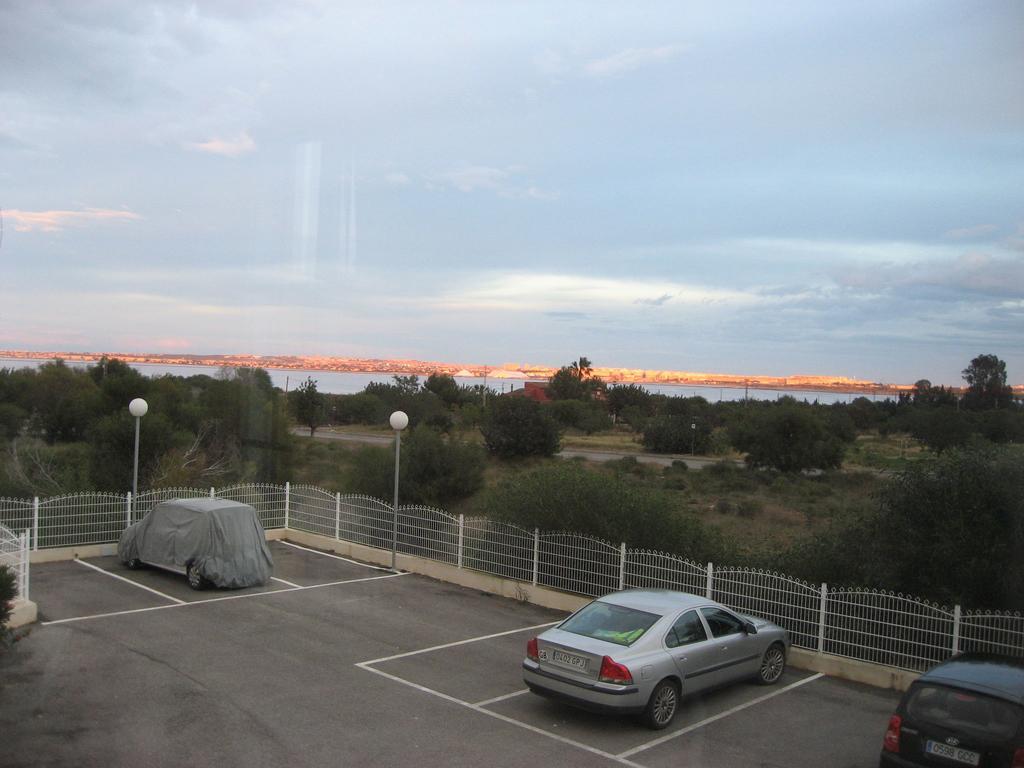 2 Bedroom Cozy Apartment In Torrevieja Luaran gambar